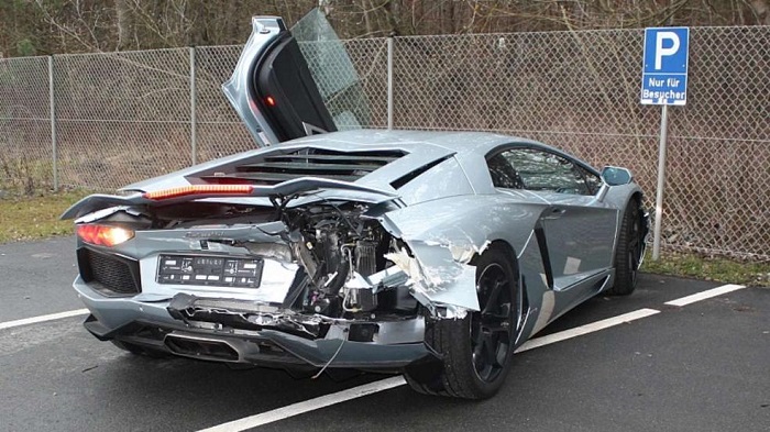 Polizei stoppt Schrott- Lamborghini auf A4